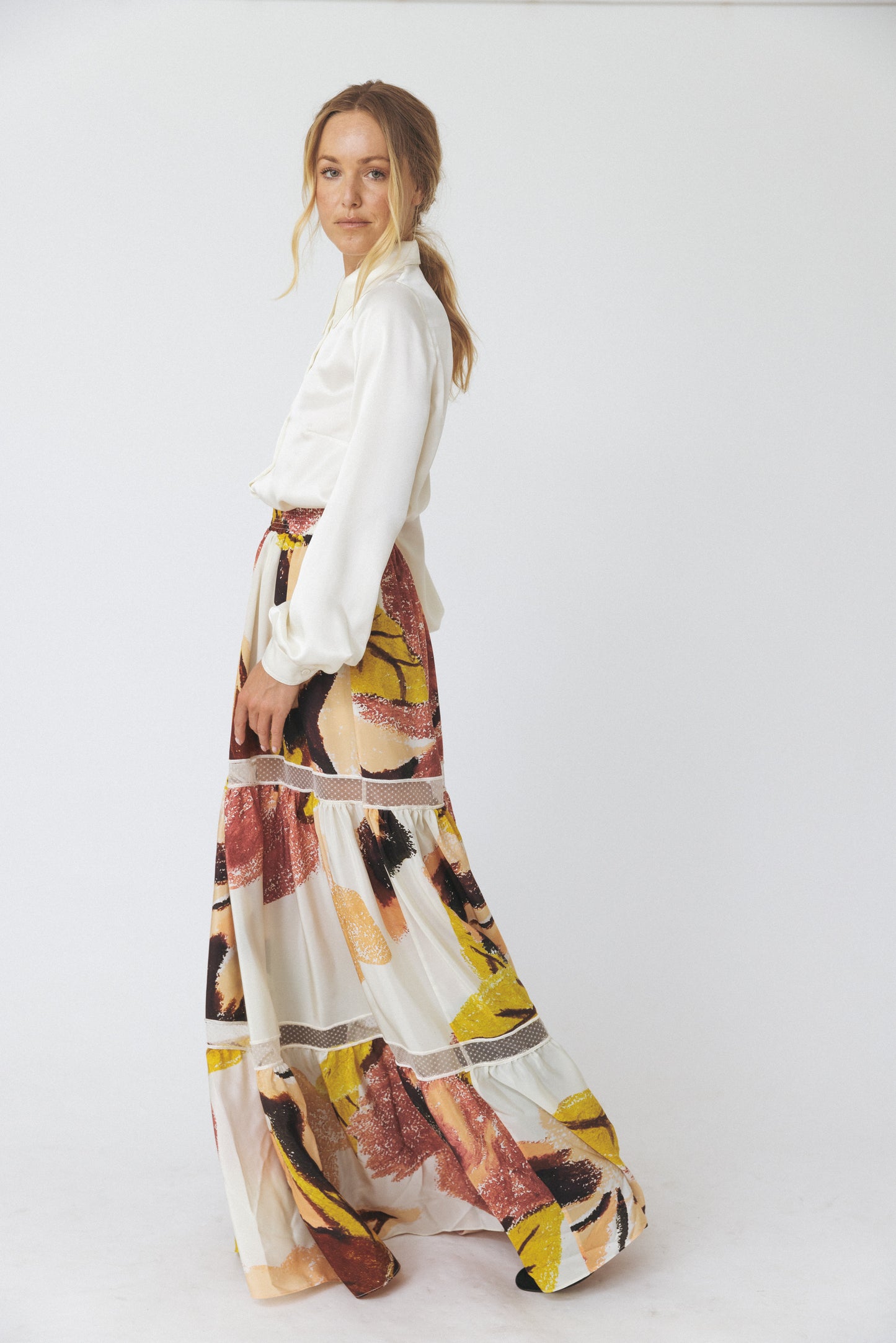 Saia de seda azul com babados